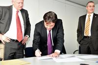 Vertragsunterzeichnung zwischen IT2 und HCC (v. l. n. r.): Christofer Heiner (Hessisches Competence Center), Volker Müller (Vorstand IT2 Solutions) und Andreas Berka (Hessisches Competence Center)