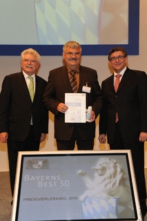 Ulrich Dietzel, Leitung Kundenberatung, nimmt den Preis ‚Bayerns Best 50’ für die mittelfränkische Onlineprinters GmbH entgegen (Foto: SX Heuser)