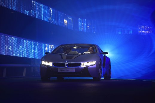 BMW i8 im Laser-Geburtskanal - Foto BMW Group.jpg