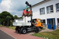 Der Multicar M 27 mit Ladekran belädt sich ohne Hilfe selbst.