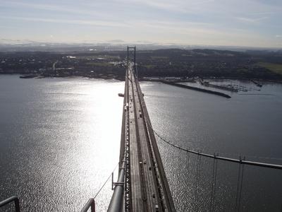 Die Forth Road Bridge bei Edinburgh