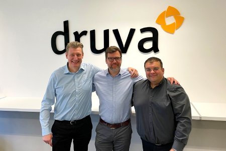 Über die neue Partnerschaft freuen sich Oliver Lotz, Director Client Consulting, DextraData, Nick Turner, Vice President & General Manager EMEA, Druva und Shayan Faghfouri, Geschäftsführer, DextraData (v. l. n. r.)