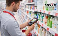 Bestandscontrolling im Drogeriemarkt: Mitarbeiter prüft Warenbestand per mobilem MDE-Gerät direkt am Regal.