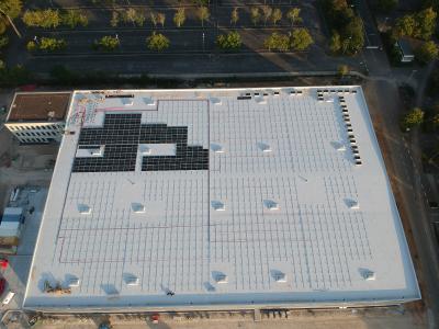 Der Beginn der Dachbelegung bei einem aktuellen ADLER-Projekt für eine Dachanlage mit 750 kWp und fast 2100 Modulen in Deutschland