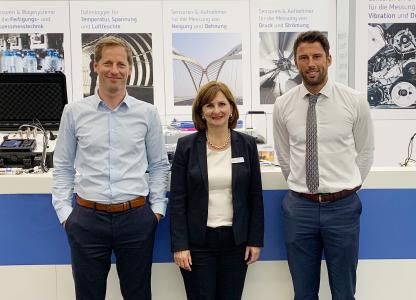 ASC und Althen schlossen nun einen Distributionsvertrag. Einig wurden sich Dr. Timo Hartmann (links), Geschäftsführer Althen GmbH, und Thijs Haselhoff, Managing Director Althen bv, mit Renate Bay, Geschäftsführende Gesellschafterin ASC GmbH, auf der Messe Sensor & Test in Nürnberg.