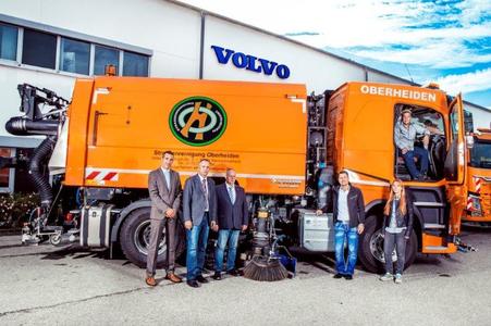 (Von links nach rechts) Nico Gürtler, Bereichsleiter IKB Leasing GmbH, Edgar Baumgartner, Vertriebsbeauftragter Faun-Kirchhoff-Gruppe, Ronald Sonnenburg, Fuhrparkleiter Faun-Kirchhoff-Gruppe und Andre Puschbeck (Volvo Group Truck Center Süd, Heilbronn) gratulieren Bianca und Heiko Oberheiden zur Übergabe von vier neuen Kehrmaschinen. Die Kehrmaschinen werden auf einem Teilabschnitt der Baustelle am Stuttgarter Bahnhof eingesetzt. Foto: Patrick Rupp, PR Arts/Volvo Trucks