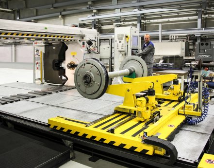3_Mit der neuen Drehgestellwerkstatt inklusive Radsatzpresse und Prüfständen ist Voith in d.jpg