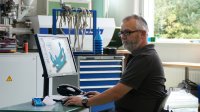 Das Kunststoff-Zentrum SKZ hat seine FuE-Dienstleistungen im Bereich der strukturmechanischen Zustandsbewertung von Kunststoffbauteilen erweitert.