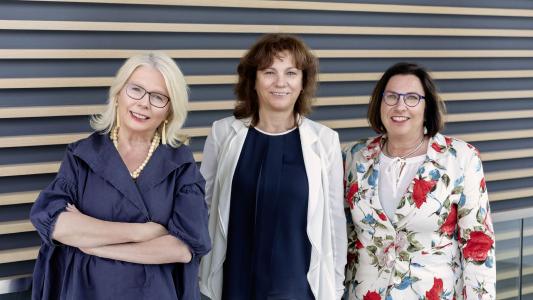 Das DEBUT-Team freut sich, dass der diesjährige Wettbewerb allen Widrigkeiten zum Trotz stattfinden kann: (von links nach rechts) Clarry Bartha, künstlerische Leitung, Edith Wittenstein, Geschäftsführerin, und Claudia Geier, Projektmanagement