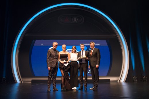 MINI_Award_DigitalesMarketing-vlnr-Burkhard Weller-Barbara Schöneberger-Emma Weller-Julian Kaise.jpg