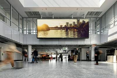Mit einer Fläche von 43 Quadratmetern ist die LED-Wand am Frankfurter Flughafen ein echter Eyecatcher / Foto: Fraport AG