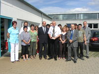 Firmeninhaber Karl Schlegel (Mitte) erhielt den WITTENSTEIN Supplier Award 2009, mit dem die Unternehmensgruppe WITTENSTEIN AG den besten Lieferanten ihres zurückliegenden Geschäftsjahres würdigt