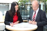 Besprechen den Wirtschaftslagebericht der IHK Heilbronn-Franken für das erste Quartal 2018: IHK-Hauptgeschäftsführerin Elke Döring und Dr. Helmut Kessler, stellvertretender Hauptgeschäftsführer. Foto: Julia Sommerfeld, IHK 