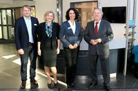 (v.l.n.r.): Bitkom-Bereichsleiter Felix Zimmermann, CONET-Vorstand Anke Höfer und CONET-Aufsichtsratsmitglied Hans-Jürgen Niemeier begrüßen Elisabeth Winkelmeier-Becker, MdB, (2.v.r.) bei CONET