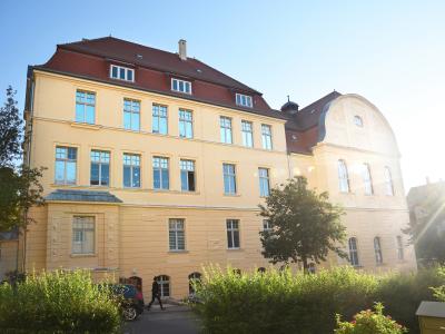 Sonnige Zeiten für das Karolinum – frisch saniert mit funktionellem Sonnenschutz. So macht Lernen Spaß!