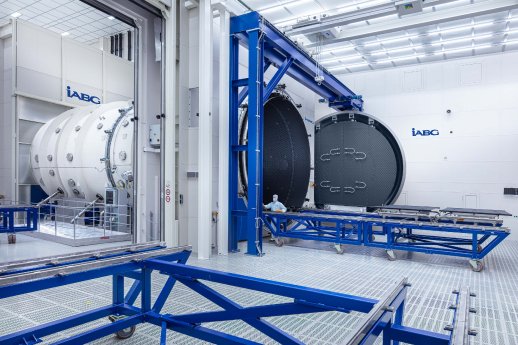 Thermal-Vakuumanlage~CCO im Reinraum.jpg