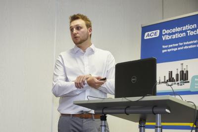 Robin Hilke von der Hochschule Düsseldorf: Preisträger des ACE-Studentenwettbewerbs INNOVACE 2019 bei der Präsentation des Siegerentwurfs