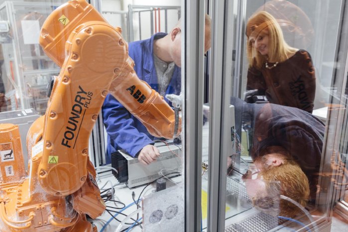 Mensch-Roboter-Interaktion in der Produktion - Ausbildung des wissenschaftlichen Nachwuchses an.jpg
