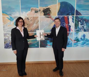 Prof. Dr. Josef von Helden überreicht Prof. Dr. Maria Wersig die Ernennungsurkunde.