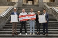 Inklusive Unternehmenskultur ausgezeichnet: Hannovers Oberbürgermeister Belit Onay (v.l.n.r.), Kevin Kielhorn von der enercity AG, Marco von Winckler von der Green Cuisine Catering GmbH, Sylvia Thiel, Beauftragte für Menschen mit Behinderungen der Region Hannover, und Regionspräsident Steffen Krach bei der Preisverleihung.