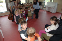 Jan-Amos-Comenius-Kindergartenkinder bei der Eröffnungsfeier im neuen Gebäude in der Kaflerstraße 14, München-Pasing Jan-Amos-Comenius-Kindergartenkinder bei der Eröffnungsfeier im neuen Gebäude in der Kaflerstraße 14, München-Pasing