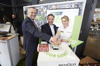 Kick-Off des Schüco Markenbotschafter Programms: v.l.: Andreas Engelhardt, geschäftsführender und persönlich haftender Gesellschafter, Michael Kehm, Leiter Zentrales Marketing und Susanne Steinmann von Schüco.