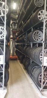 Foto 1: Reifen lagern mit der selbstfahrenden Elevah 75 Tyres mit speziellem Kippsystem