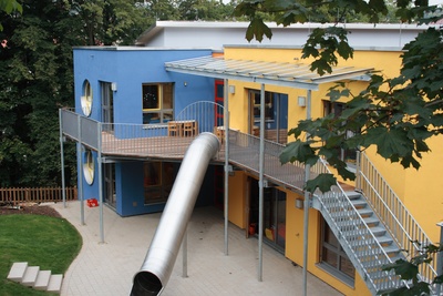 Kindgerecht präsentiert sich der Neubau schon äußerlich durch die fröhliche Farbgebung der einzelnen Baukörper. Dabei kam auch innovativem Fassadenschutz hohe Bedeutung zu. Fotos: Caparol Farben Lacke Bautenschutz/Andrea Nuding