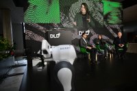 Roboter BERRY als Erntehelfer? Alexander Gerfer, CTO Würth Elektronik eiSos und Hannah Brown, CCO Organifarms, sprachen mit Moderator Aman Dogra, Head of Germany Financial Times, über die Ernte der Zukunft. / Bildquelle: Picture Alliance for DLD / Hubert Burda Media