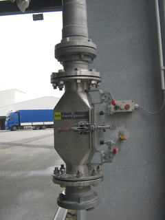 Der Rohrmagnet PNEUMAG wird in einer pneumatischen Förderleitung eingesetzt. Die Fe-Abscheidung erfolgt beim Entleeren der Silo-Fahrzeuge. Das Greiwing-Silo bleibt frei von Verunreinigungen.