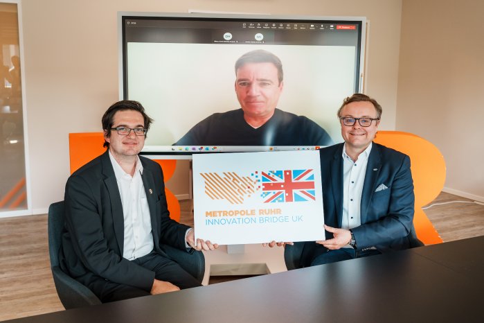 Launch Innovation Bridge UK_Foto mit Logo.jpg