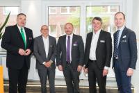 Auf Einladung von Dr. Marko Multhaupt, Continental (rechts außen) und Werner Bicker ETM-Verlag (2. von links) diskutierten Reifenexperten beim Round Table-Gespräch in Hannover über die Ergebnisse der Umfrage Service und Mobilität. Matthias Stenau, Dekra (links außen), Joachim Fehrenkötter, Spedition Fehrenkötter (Mitte), Paul Göttl, ETM-Verlag (2. von rechts).