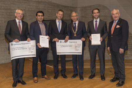 v.l.n.r. Dr. Berthold Bettenhausen (Sponsor: Dehml & Bettenhausen Patentanwälte), Dr. Hedayatollah Hossein (Preisträger), Dr. Thomas Diefenthal (Sponsor: BioPark Regensburg GmbH, Geschäftsführer), Prof. Dr. Udo Hebel (Präsident Universität Regensburg), Dr. Manuel Gregoritza (Preisträger), Dr. Ludwig Spaenle, MdL und Bayerischer Staatsminister für Bildung und Kultus, Wissenschaft und Kunst (Copyright Bild: Uwe Moosburger/altrofoto.de)