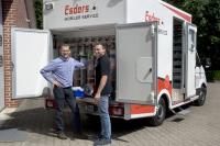 Der neue Servicewagen der Esders GmbH besitzt einen voll ausgestatteten Arbeitsplatz mit Prüfeinrichtungen, Kalibrierstation und Prüfgasen. Der stellvertretende Geschäftsführer der Esders GmbH, Hubert Penniggers (links), und Servicemitarbeiter Sascha Behrens nahmen jetzt das fünfte Servicefahrzeug in Haselünne in Empfang.