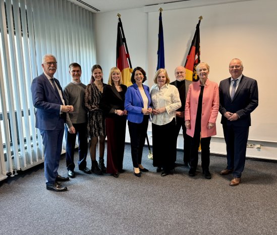 Bild_2_Preisverleihung_Gruppenbild.JPEG
