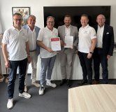 TMHDE nimmt mit GS-Gabelstapler Service GmbH einen neuen Vertragshändler an Bord. 

Florian Hintze, Michael Stoessel, Torsten Franke, Jan Lorenz, Olaf Oppermann und Günter Simonis (v. l. n. r.) bei der Vertragsunterschrift in Wolfenbüttel.