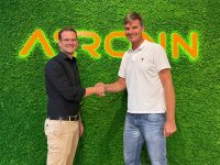 Florian Haidn, Geschäftsführer von Aaronn Electronic (links), und Oliver Utesch, Director of Business Development EMEA bei congatec (rechts), besiegeln die neue Partnerschaft.