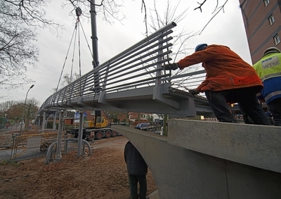 Das GFK-Fahrbahnplattenprofil Fiberline Bridge Deck 300 (FBD 300) ermöglicht die schnelle Fertigung und Montage von leichten Brückenkonstruktionen mit hoher Tragfähigkeit und Korrosionsbeständigkeit, d.h. langer Haltbarkeit bei minimalen Unterhaltskosten