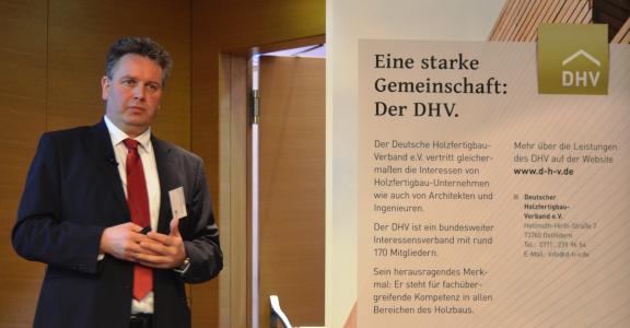 Holzbau-Technik: Dipl.-Ing. (FH) Bauphysik Wolfgang Schäfer leitet das Referat Technik beim Deutschen Holzfertigbau-Verband e.V. (DHV) in Ostfildern. Er versteht es hervorragend, Mitgliedsfirmen den richtigen Weg zwischen Machbarem und Wünschenswertem zu vermitteln. Als Mitwirkender in zahlreichen Ausschüssen und Gremien trägt er dazu bei, dass die normativen Rahmenbedingungen für die Herstellung hochwertiger Holzfertighäuser stimmen / Foto: Achim Zielke/DHV, Ostfildern; www.d-h-v.de