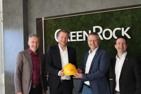 Vertragsunterzeichnung in Traunstein bei GreenRock (von links nach rechts): Herr Jens Edelmann – Projektleiter, GreenRock | Herr Franz Hauk – Managing Director, GreenRock | Herr Klaus Lenkeit – Bereichsleiter Systembau Bayern, Max Bögl | Herr Matthias John – Leiter kaufmännisches Projektmanagement München, Max Bögl