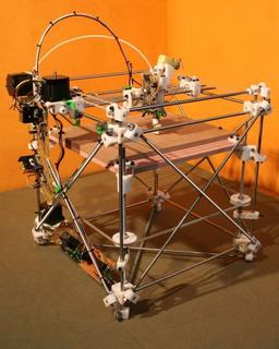 Ein RepRap der Version 1.0, genannt Darwin, replizierte im Mai 2008 erstmals alle seine Kunststoffbauteile selbst.