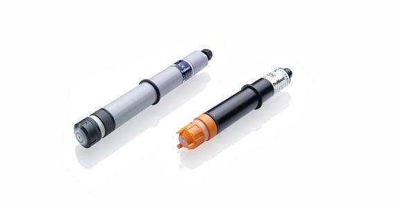 Der neue ProMinent DULCOTEST Sensor PAA 2-3E-10ppm (links) zur Messung von Peressigsäurekonzentrationen ohne Querempfindlichkeit zur Begleitchemikalie Wasserstoffperoxid. Der neue ProMinent DULCOTEST Sensor PEROX H-3E (rechts) zur Messung von Peressigsäurekonzentrationen ab 0,20 mg/l ohne Querempfindlichkeit zu freiem Chlor und Peressigsäure. (Photo: ProMinent GmbH)
