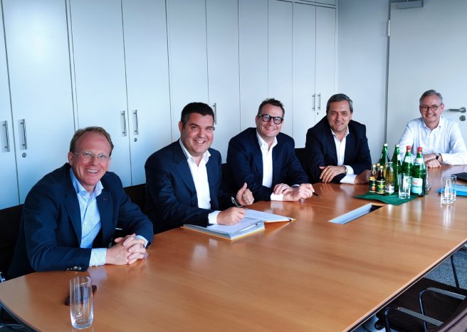 Unterzeichnung des Joint Venture-Vertrags in Wolfsburg.jpg