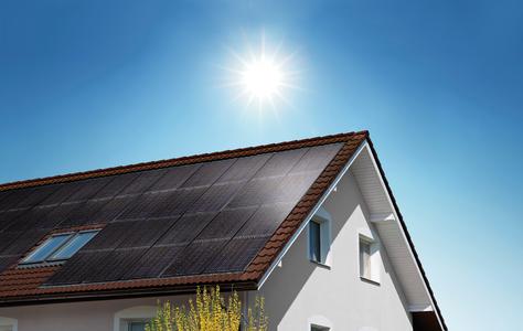 Ein neues In-Dach-System von Solarwatt ersetzt die Dacheindeckung, hilft Kosten zu sparen und halbiert die Installationszeit. Easy-In System ist eine Gemeinschaftsentwicklung mit dem sächsischen Dachdeckerhandwerk und entspricht auch den ZVDH-Richtlinien