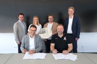 (v.l.n.r.) André Köller, Ulrich Leidecker, Phoenix Contact, Laura Rüffieux, Jan-Henning Himborn, Steffen Birkner, HSG Blomberg-Lippe und Frank Possel-Dölken, Phoenix Contact bei der Verlängerung des Sponsoring-Vertrages.