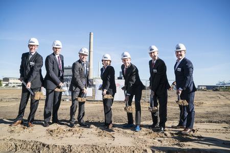 Setzten den ersten Spatenstich im Düsseldorfer Hafen: (von links) Rainer Schäfer, Martin Kelterer, Stephan Bönning, Monika Lehmhaus, Andreas Wellbrock, Rainer Pennekamp und Fred-Markus Bohne