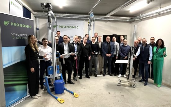 PRONOMIC_GmbH_Kassel_Technikshowroom_Besucher.jpg