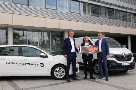 Erfolgreiche Übergabe von 1.700 Fahrzeugen (von links): Commercial Director Jürgen Petschenka und Geschäftsführer Roland Meyer (beide LeasePlan Deutschland) überreichen einen symbolischen Fahrzeugschlüssel an Oliver Weinbeck, Director Supply Chain & Procurement bei ISS Deutschland