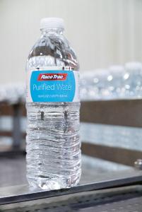 Das hier erstmals eingesetzte Preglued-Etikettierverfahren verhindert, dass Klebstoffdämpfe in die Flasche geraten und reduziert den Wartungsaufwand erheblich.