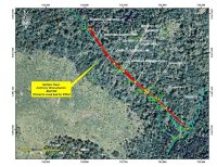 Abbildung 1: Standorte der Bohrlöcher in der Main Zone des Antimon-Projekts Bald Hill. Beachten Sie die Standorte von Bohrloch BH-15-05 sowie von BH-25-08 und 09, welche die aufgegebenen Bohrlöcher BH-25-01 und 02 anzielten. Die gelben Dreiecke symbolisieren die Stellen mit massivem Stibnit an der Oberfläche.